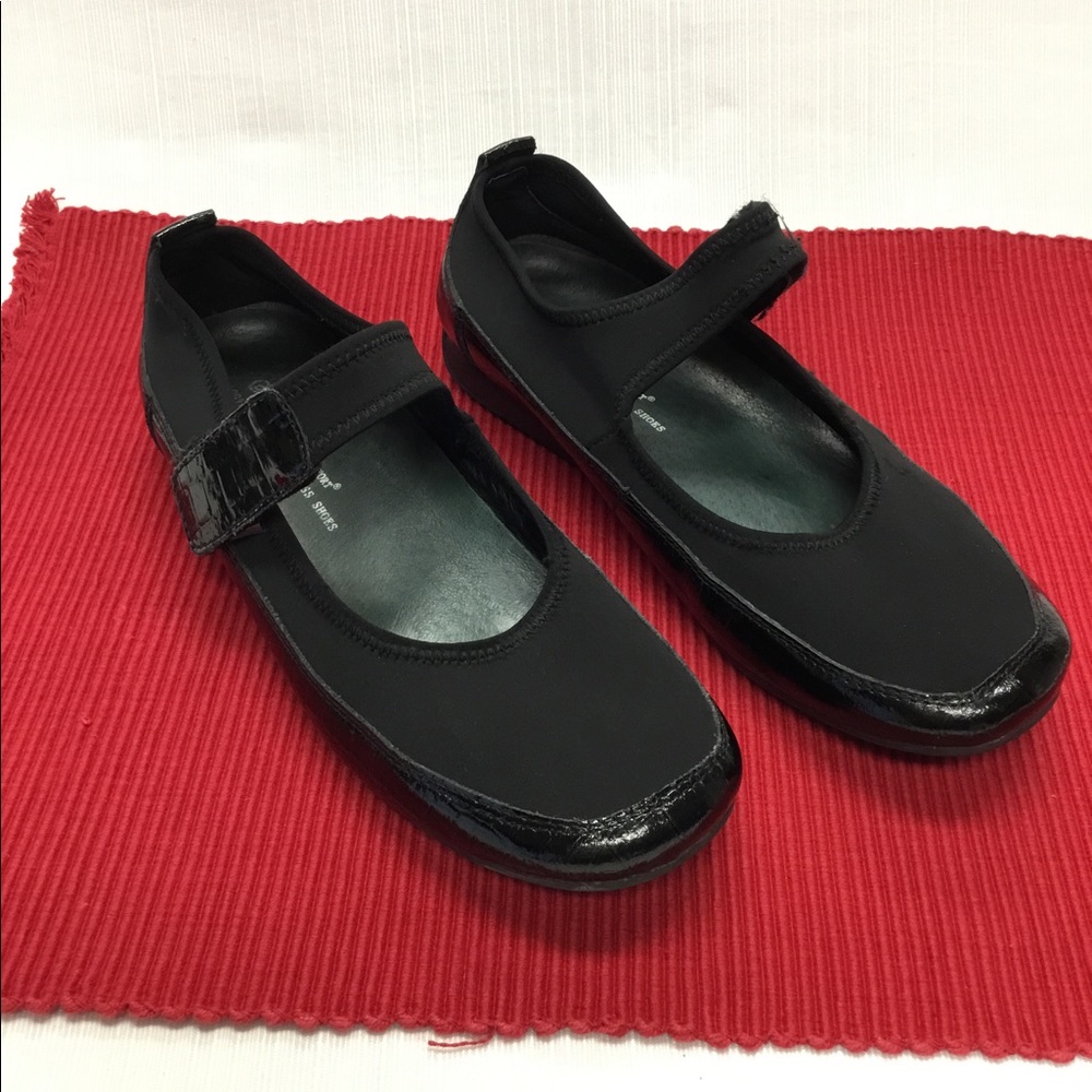 HELLE Black Flats For Comfort